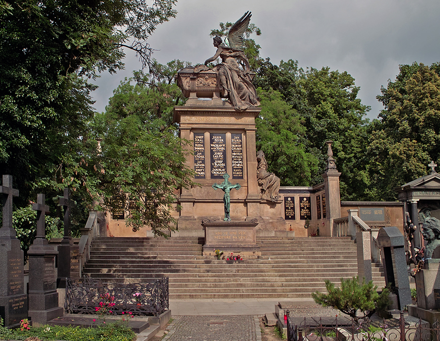 ヴィシェフラッド墓地 スラヴィーン霊廟